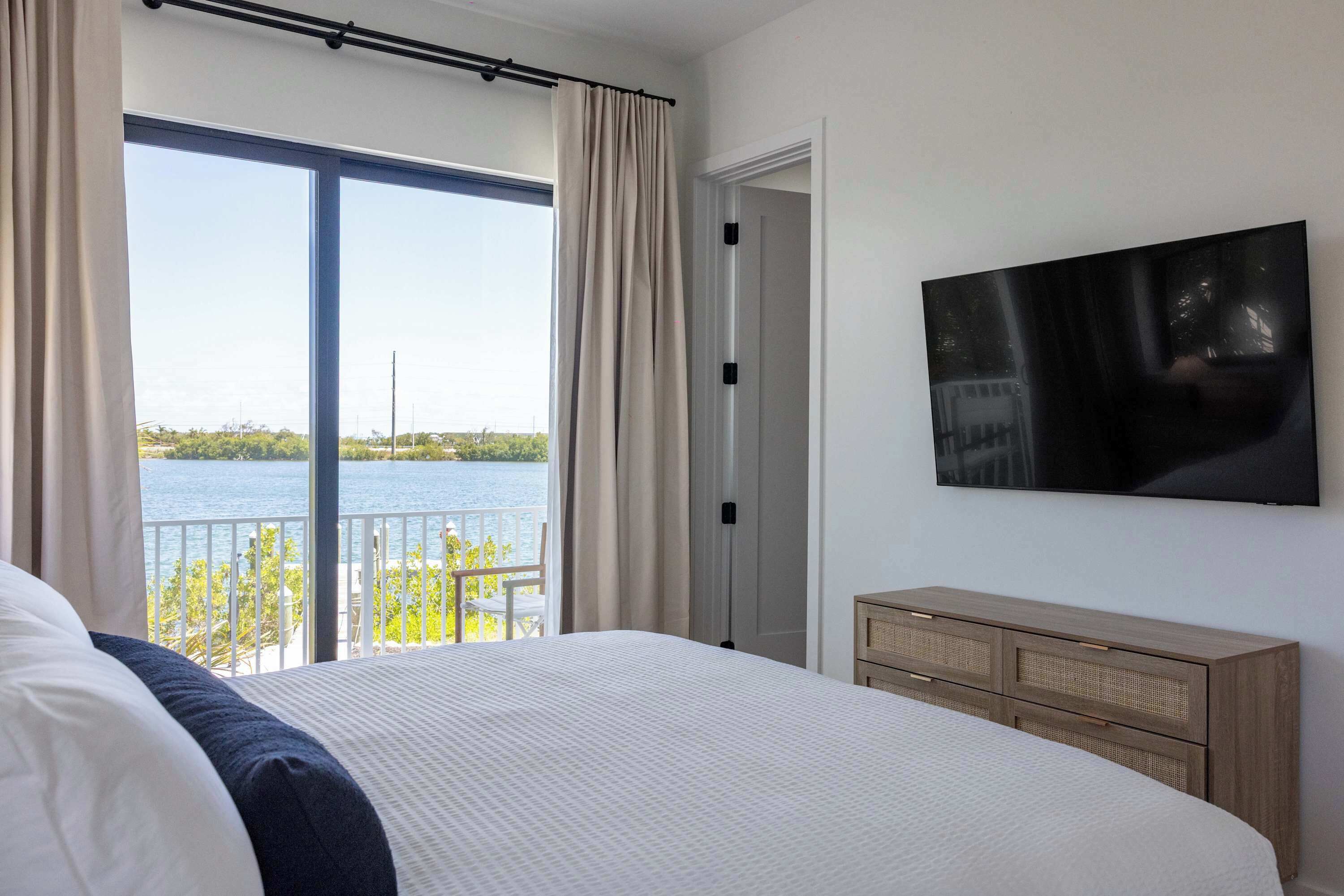 8 bedrooms, iron/ironing board, WiFi, bed sheets