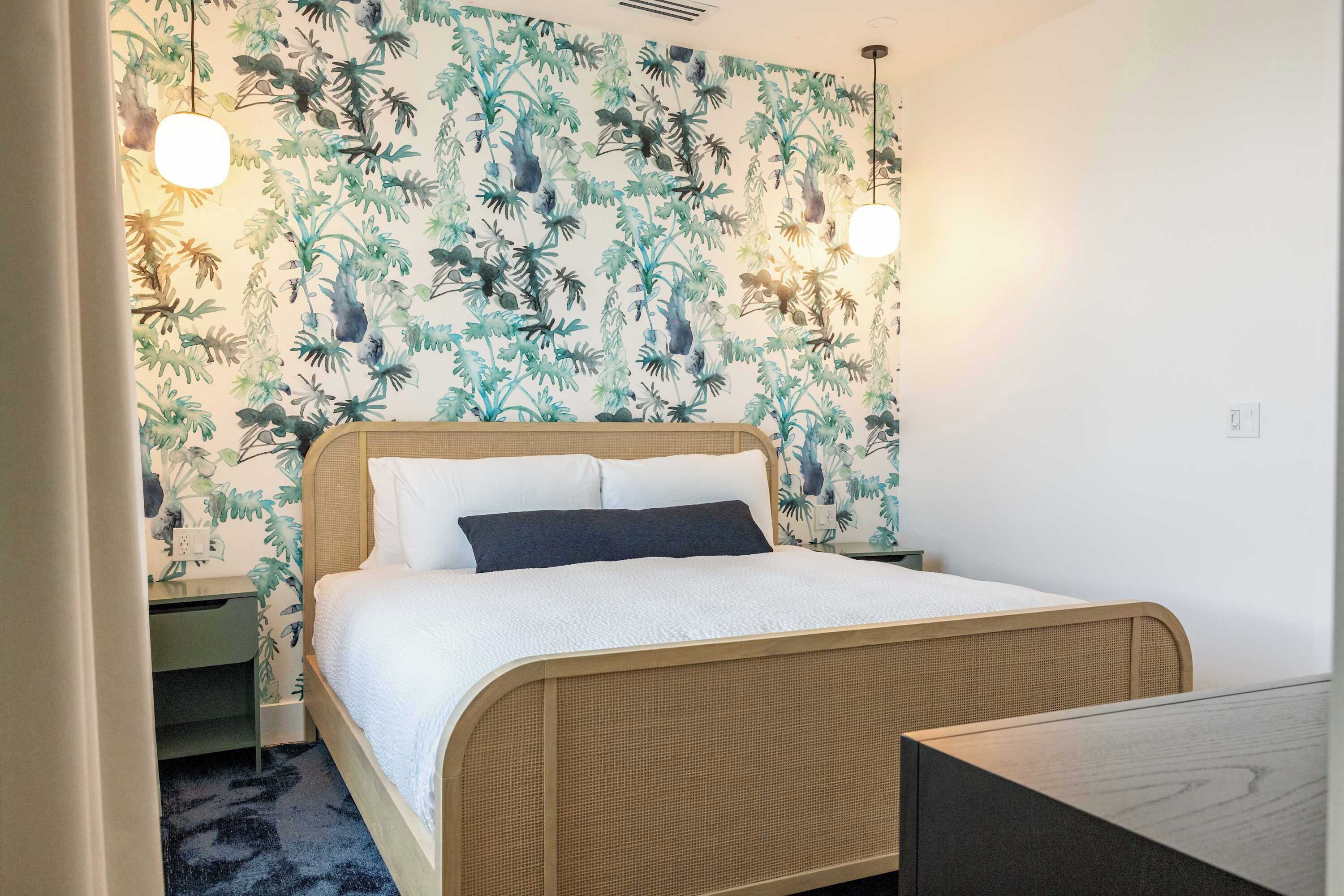 8 bedrooms, iron/ironing board, WiFi, bed sheets