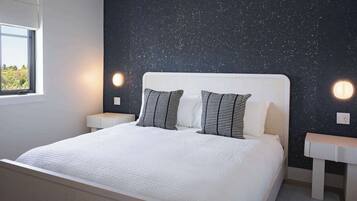 8 bedrooms, iron/ironing board, WiFi, bed sheets