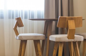 Luksushuoneisto, 1 makuuhuone, parveke, näköala pihalle | Oleskelualue