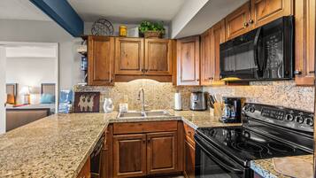 Køleskab, mikrobølgeovn, ovn, kogeplade