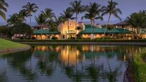 A hotel with a pool, palm trees, and a view of the mountains. - Fairway Villas Waikoloa G31 2 Bedroom Villa (Waikoloa)