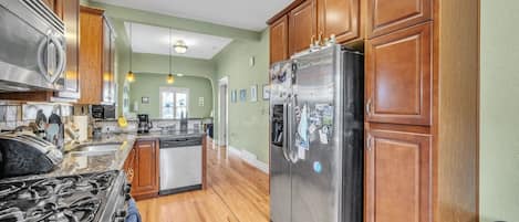 House, 2 Bedrooms | Private kitchen | Fridge, oven, coffee/tea maker, toaster
