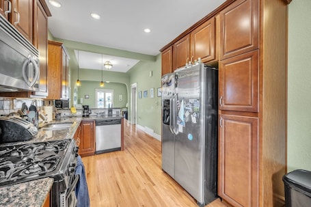 Refrigerador, horno, cafetera/tetera, tostadora