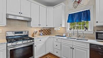 Maison, 4 chambres | Cuisine privée | Réfrigérateur, four, cafetiÚre/bouilloire, grille-pain