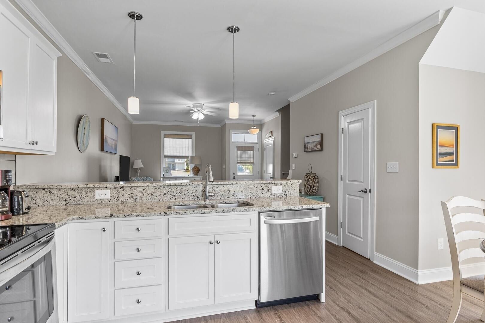 Townhome, 2 Bedrooms | Dapur peribadi | Peti sejuk, ketuhar, pembancuh kopi/teh, pembakar roti 