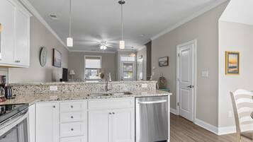 Townhome, 2 Bedrooms | Dapur peribadi | Peti sejuk, ketuhar, pembancuh kopi/teh, pembakar roti