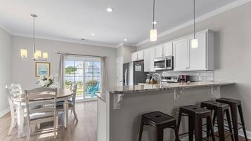 Townhome, 2 Bedrooms | Dapur peribadi | Peti sejuk, ketuhar, pembancuh kopi/teh, pembakar roti