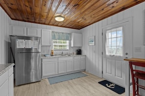 House, 2 Bedrooms | Private kitchen | Fridge, oven, coffee/tea maker, toaster