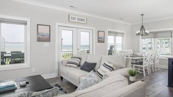 House, 6 Bedrooms | Ruang tamu | TV Pintar