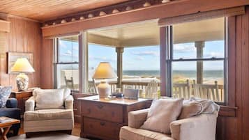 House, 5 Bedrooms | Living area | Smart TV