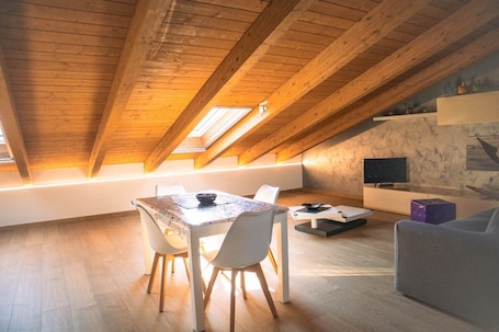 Dining. Il Ciliegio Relax & Wellness, apartment surrounded by greenery