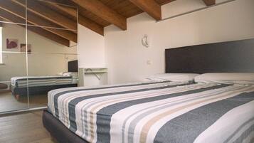 1 camera, una scrivania, ferro/asse da stiro, culla da viaggio