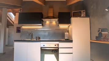 Réfrigérateur, micro-ondes, four, plaque de cuisson