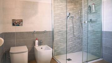 Asciugacapelli, bidet, asciugamani, sapone