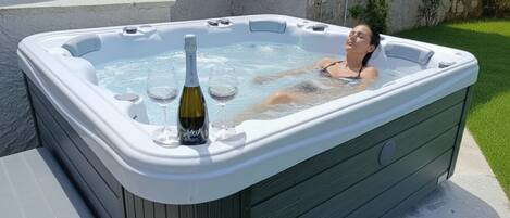 Outdoor spa tub
