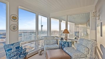 House, 5 Bedrooms | Living area | Smart TV