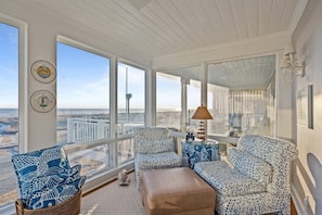 House, 5 Bedrooms | Living area | Smart TV