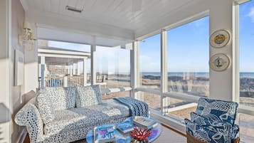 House, 5 Bedrooms | Living area | Smart TV