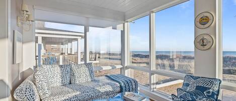 House, 5 Bedrooms | Living area | Smart TV