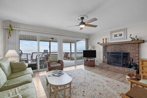 House, 6 Bedrooms | Living area