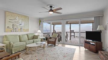 Nhà, 6 phòng ngủ | Khu phòng khách | Dịch vụ stream