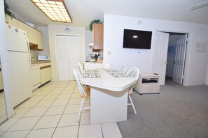 Condo, 2 Bedrooms | Dining