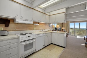 Maison mitoyenne, 3 chambres | Cuisine privée | Réfrigérateur, cafetière/bouilloire, grille-pain