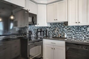 Condo, 2 phòng ngủ | Bếp riêng | Tủ lạnh, dụng cụ pha cà phê/trà, lò nướng bánh mì 