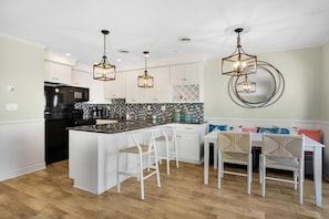 Dining - Harbour Island 402m 2 Bedroom Condo (Ocean City)