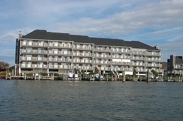 A multi-story hotel with balconies, located by a body of water. - Harbour Island 402m 2 Bedroom Condo (Ocean City)