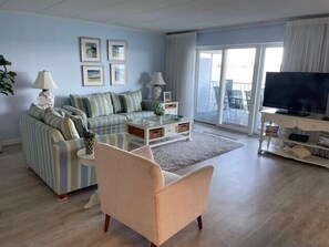 Condo, 2 phòng ngủ | Khu phòng khách