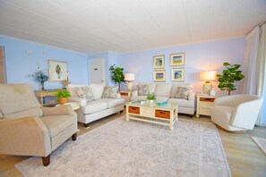 Living area - Harbour Island 103l 2 Bedroom Condo (Ocean City)