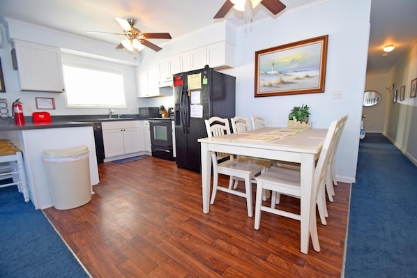 Appart'hôtel, 3 chambres | Cuisine privée | Réfrigérateur, cafetière/bouilloire, grille-pain