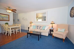 Condo, 3 quartos | Área de estar