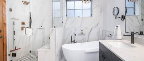Byhus - 3 soveværelser | Badeværelse | Håndklæder, Shampoo