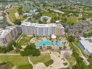 Ein großes Hotel mit mehreren Gebäuden, einem Schwimmbad und umliegenden Golfplätzen.