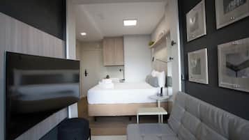 Estudi | Cortines opaques, planxa i posts de planxar i wifi gratuïta