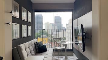 Estudi | Cortines opaques, planxa i posts de planxar i wifi gratuïta