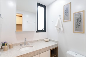 Monolocale | Bagno | Asciugamani, sapone, shampoo, carta igienica