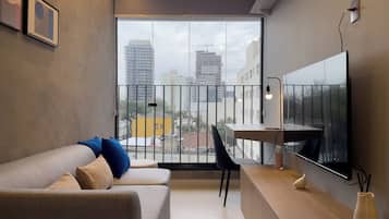 Estudi | Cortines opaques, planxa i posts de planxar i wifi gratuïta