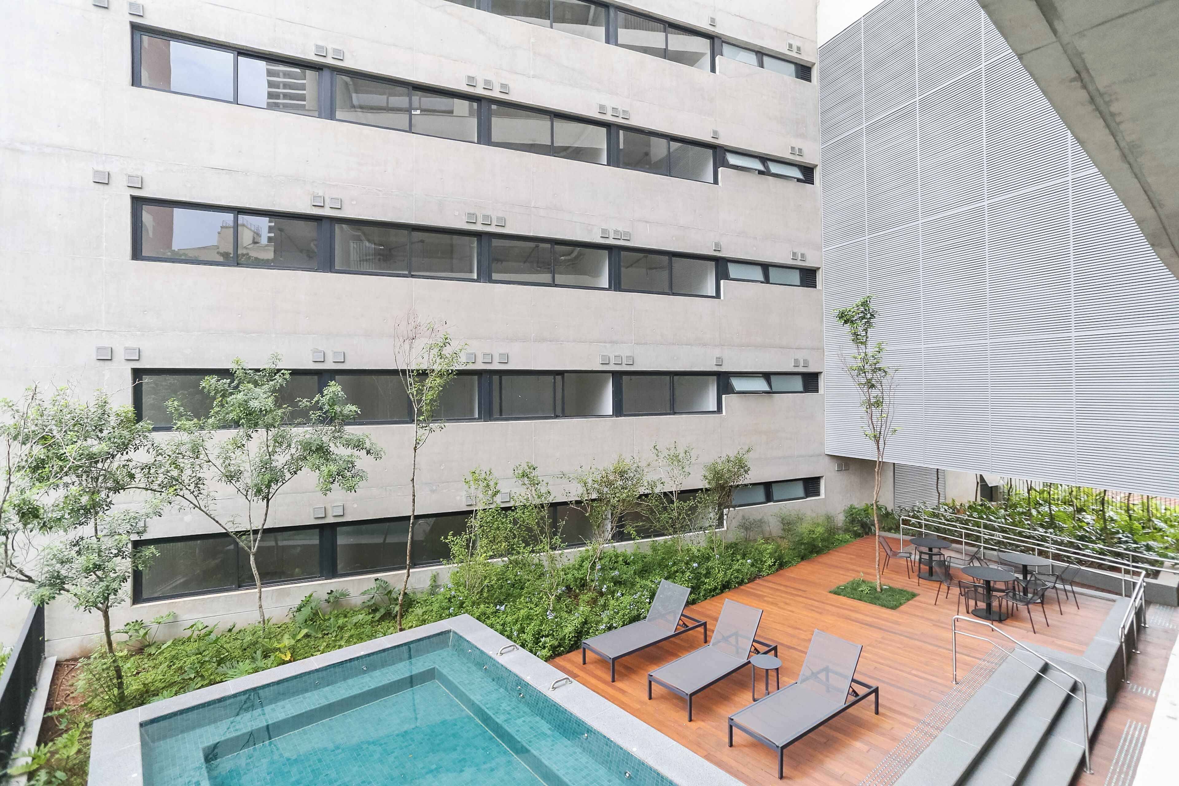 Piscina externa, guarda-sóis, espreguiçadeiras