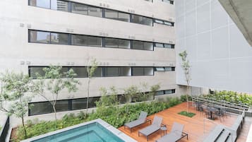 Piscina externa, guarda-sóis, espreguiçadeiras