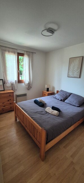 2 chambres, fer et planche à repasser, Wi-Fi gratuit, draps fournis
