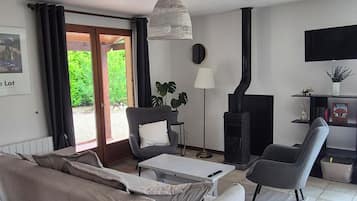 Smart TV, fireplace, books