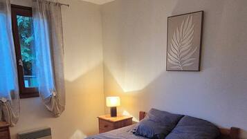 2 bedrooms, iron/ironing board, free WiFi, bed sheets