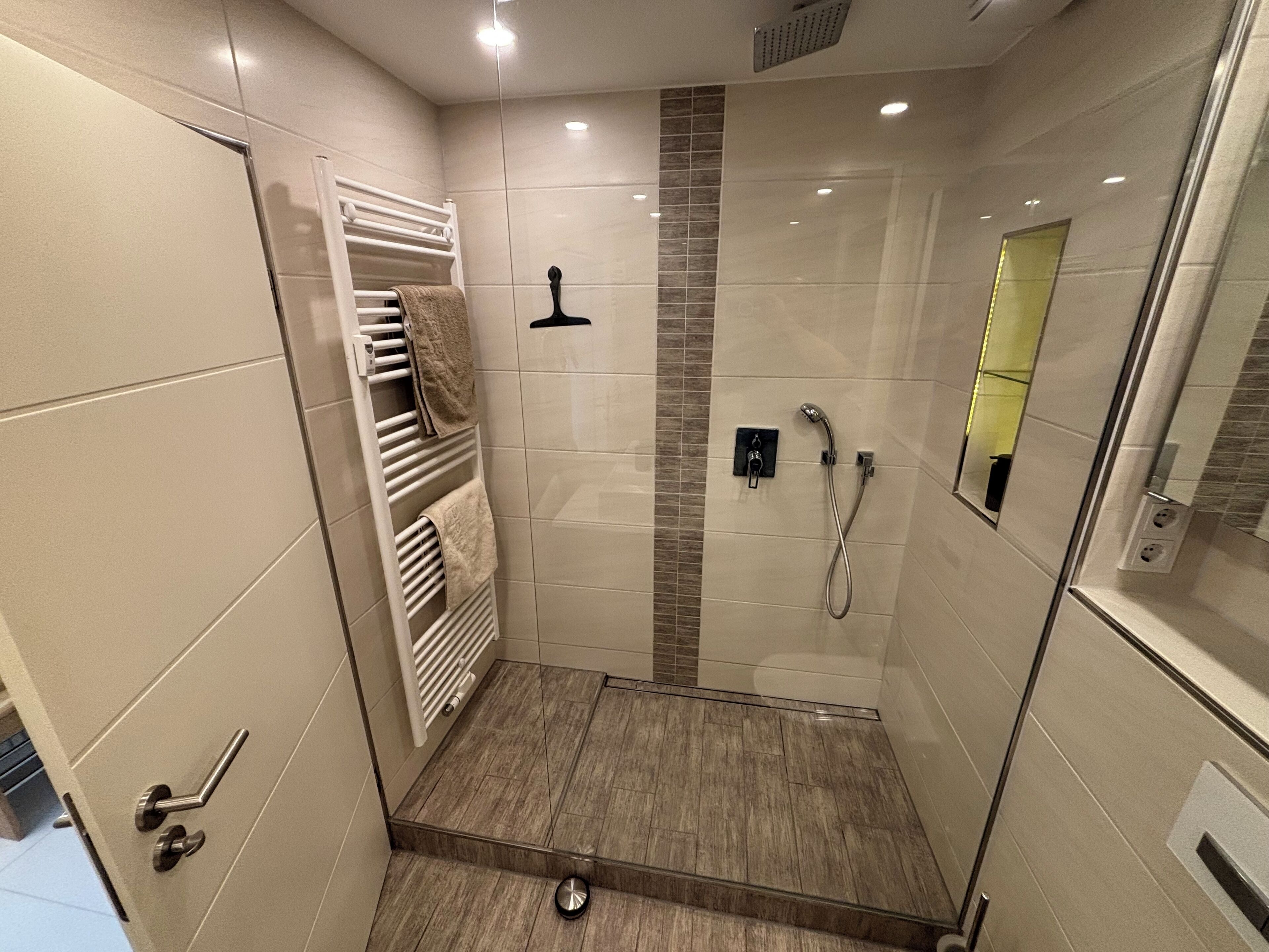 Douche, articles de toilette écologiques, sèche-cheveux