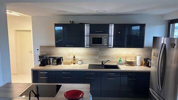 Réfrigérateur, micro-ondes, four, plaque de cuisson