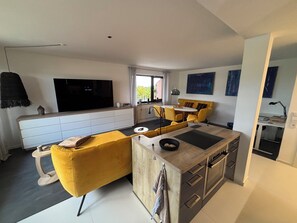 Smart TV, books, stereo