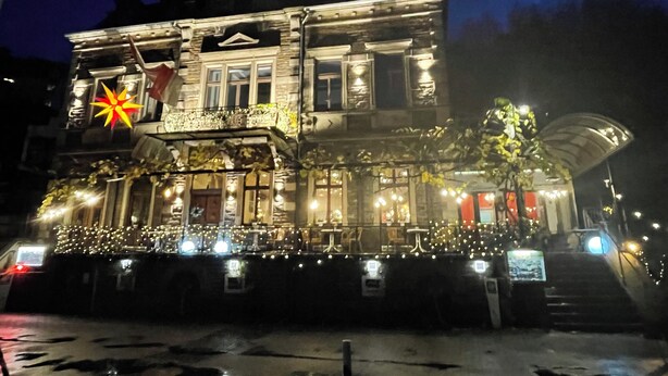 A historic building with a balcony and a large star decoration. - Beautiful vacation apartment Cochem Mosel Pinnerbergstube for up to 4 people (Cochem)